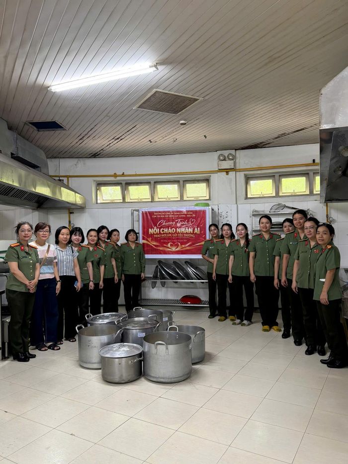 Trao những suất cháo nghĩa tình cho bệnh nhân.