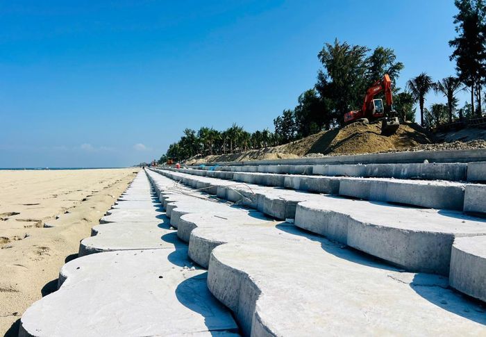 Đồng chí Trần Nam Hưng - Phó Chủ tịch UBND TP Đà Nẵng yêu cầu Công ty TNHH Thanh Tiến hoàn thành phần lát mái bê tông vòa ngày 30-9-2026 nhằm đảo an toàn trong mùa mưa bão.