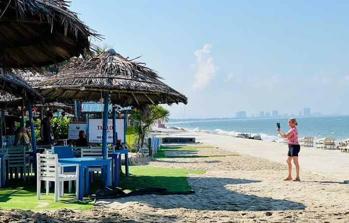 Một số đoạn về đích và hoàn trả mặt bằng nguyên trạng đang nhận được phấn khởi của người dân, du khách. Trang thủ thời tiết nắng ráo, du khách đã chụp hình lưu niệm ngay trên bãi biển Hội An sau khoảng thời gian xuống cấp, hư hỏng nghiêm trọng.