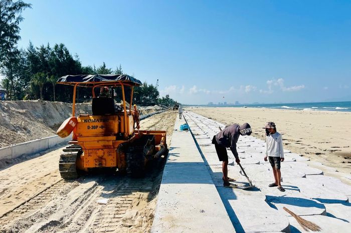 Đối với khu vực thi công do Công ty TNHH Thanh Tiến đảm nhận, hạng mục lát mái bê tông đã hoàn thành 100%. Đơn vị cho triển khai rà soát, kiểm tra chất lượng và vệ sinh.