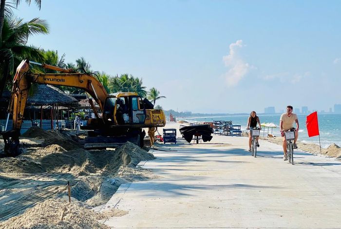 Dự án Khắc phục xói lở bờ biển Hội An, TP Đà Nẵng được triển khai khởi công vào ngày 20-5-2026 do Liên danh Công ty Cổ phần xây lắp Thành An 96 và Công ty TNHH Thanh Tiến đảm nhận. Đến nay, các hạng mục trên công trình đã cơ bản hoàn thành, sẵn sàng về đích.