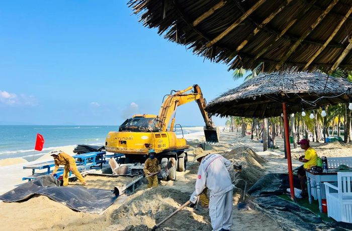 Hiện đơn vị thi công đang tập trung vệ sinh và hoàn trả mặt bằng một số đoạn nhằm làm đẹp bãi biển để người dân thuận tiện kinh doanh, buôn bán và du khách tắm biển.