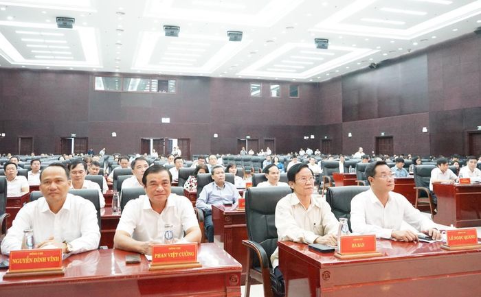 Bí thư Thành ủy Lê Ngọc Quang (hàng đầu, ngoài cùng, bên phải) cùng các đại biểu dự hội nghị tại điểm cầu Đà Nẵng