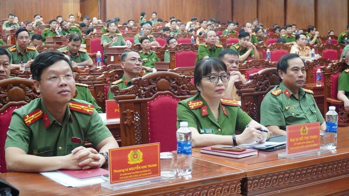 Các đồng chí Phó giám đốc Công an thành phố (hàng đầu) dự hội nghị tại điểm cầu CATP