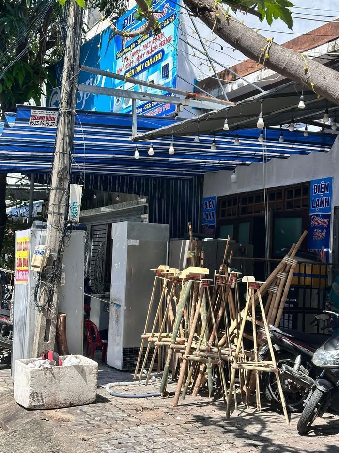 Vỉa hè trước số nhà 235 và 237 đường Lý Triện.
