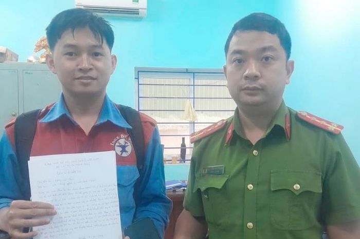 Công an phường Thanh Khê trao trả tài sản cho chị Quế và anh Phú.