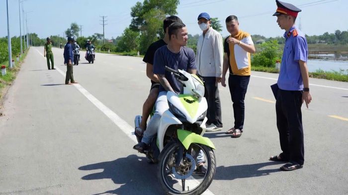 Lực lượng chức năng TP Huế dựng lại hiện trường vụ việc.