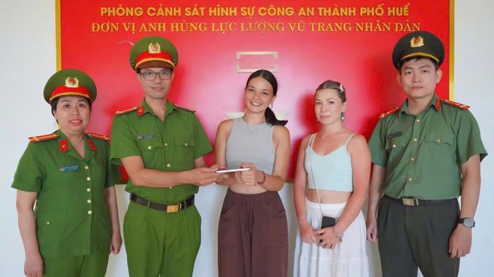 Hai vị khách nước ngoài được nhận lại tài sản.