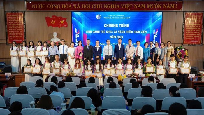25 sinh viên xuất sắc chụp ảnh lưu niệm cùng lãnh đạo ĐHĐN, ĐHNN và các đại biểu.