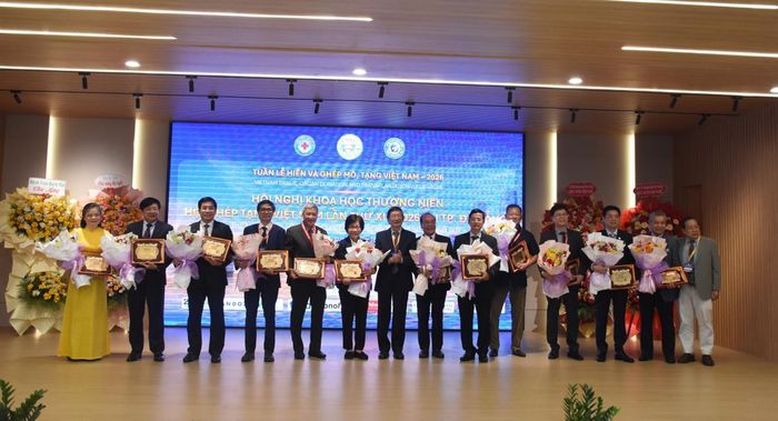 Hội Ghép tạng Việt Nam vinh danh 15 nhà khoa học, bác sĩ đầu ngành có đóng góp xuất sắc cho sự nghiệp ghép tạng nước nhà.