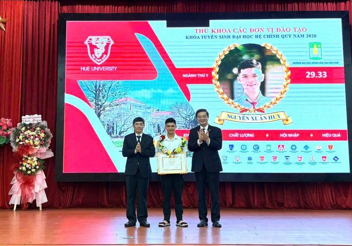 Xuân Huy nhận giấy khen và phần thưởng của ĐH Huế.
