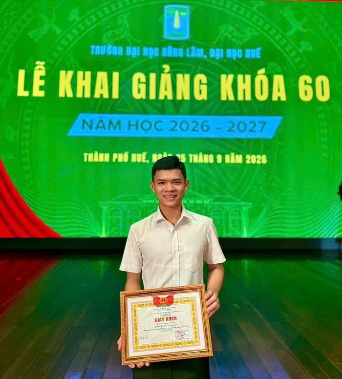 Nguyễn Xuân Huy được nhà trường vinh danh và trao khen thưởng trong Lễ khai giảng khóa 60, năm học 2026 - 2027.