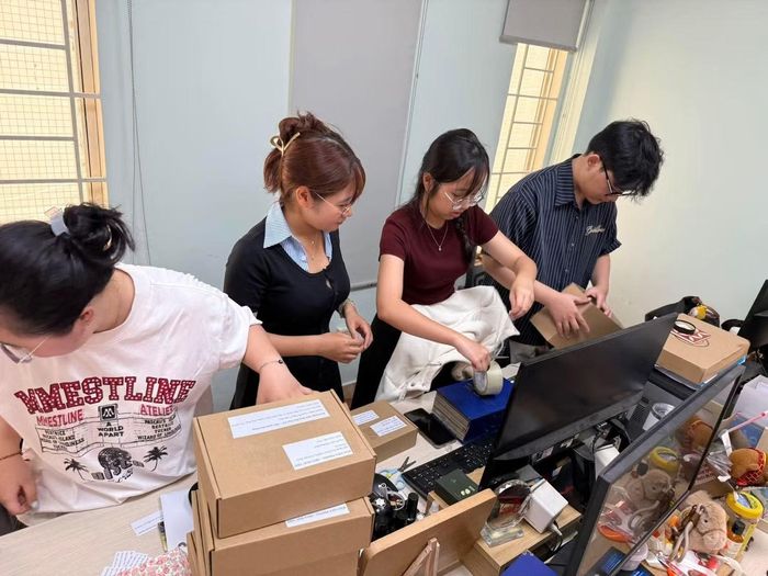  Mình cùng các anh chị cộng tác viên, biên tập viên hóa "công nhân dây chuyền" để đóng gói quà tặng bạn đọc. 