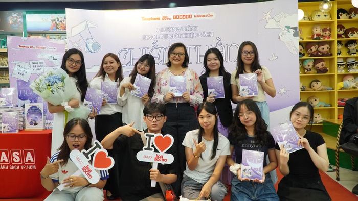  Không chỉ viết báo, mình còn có cơ hội "chạy event" ở nhà Hoa với sự kiện ra mắt sách Chiến Thần Ngữ Văn của tác giả best seller Đinh Hằng. 