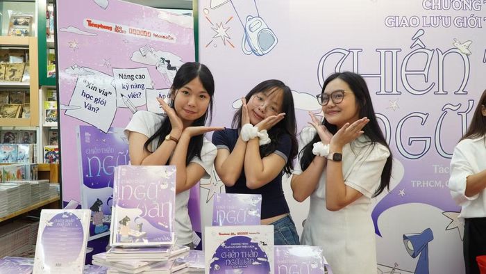  "Tam cô nương" cùng hội chung thuyền cộng tác viên. 