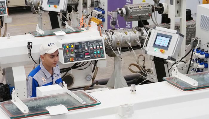 Công nhân kiểm tra các sản phẩm ống nhựa HDPE tại Nhà máy CNS Thạnh Phát, Khu công nghiệp Hiệp Phước, TPHCM. Ảnh: HOÀNG HÙNG