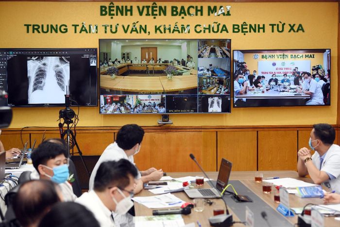 Bác sĩ hội chẩn từ xa, trao đổi chuyên môn nhằm nâng cao chất lượng khám chữa bệnh. Ảnh: THẾ ANH