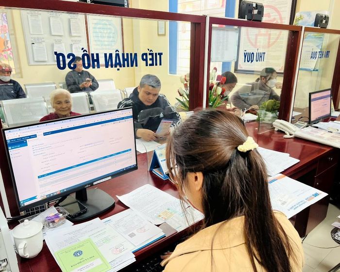  Người dân làm thủ tục tại BHXH TP Hà Nội. Ảnh: MAI KHANH 