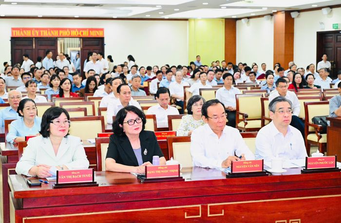  Các đồng chí Nguyễn Văn Nên (thứ hai từ phải sang), Đặng Thị Ngọc Thịnh (thứ hai từ trái sang), Nguyễn Phước Lộc (bìa phải), Văn Thị Bạch Tuyết cùng các đại biểu dự hội nghị tại điểm cầu TPHCM. Ảnh: VIỆT DŨNG 
