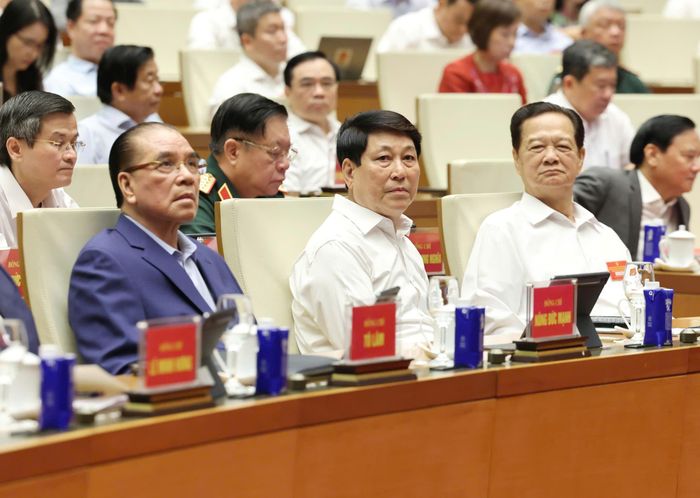  Các đồng chí nguyên lãnh đạo Đảng, Nhà nước dự hội nghị tại điểm cầu Nhà Quốc hội sáng 16-10. Ảnh: QUANG PHÚC 