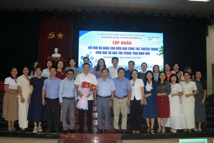  Đại biểu chụp ảnh lưu niệm tại hội nghị 