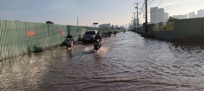 Triều cường đầu tháng 9 âm lịch gây ngập nhiều tuyến đường tại phường An Khánh, TPHCM. Ảnh: MINH HẢI 