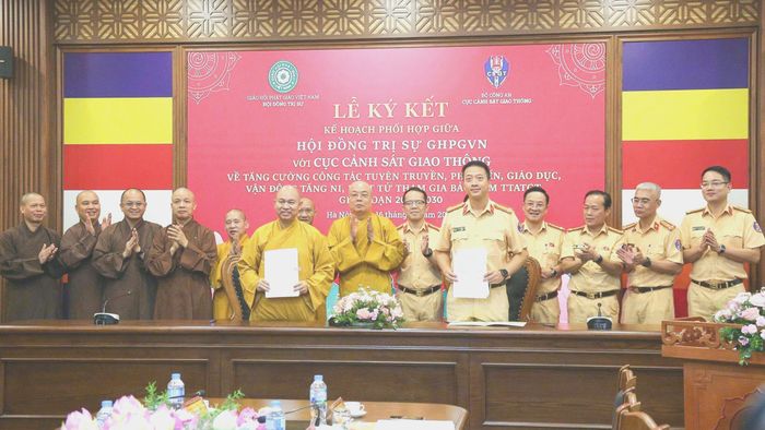 Đại diện Giáo hội Phật giáo Việt Nam và lãnh đạo Cục Cảnh sát giao thông ký kết kế hoạch phối hợp. Ảnh: GIA KHÁNH
