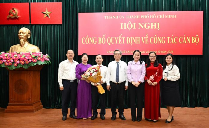  Đồng chí Nguyễn Phước Lộc cùng lãnh đạo, cán bộ Cơ quan Đảng ủy các cơ quan đảng TPHCM chúc mừng đồng chí Lê Văn Phong. Ảnh: VIỆT DŨNG 