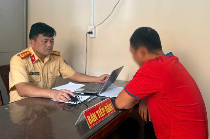 Tại trụ sở công an, tài xế N. đã thừa nhận hành vi, cam kết không tái phạm. Ảnh: CATP