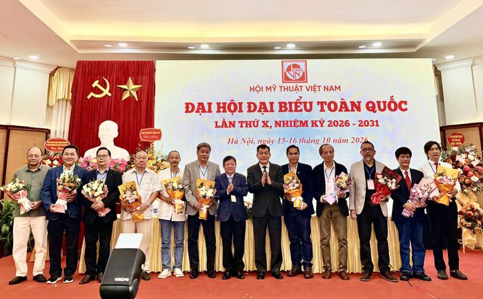  Tặng hoa chúc mừng Ban Chấp hành Hội Mỹ thuật Việt Nam khóa X. Ảnh: PHƯƠNG LAN 