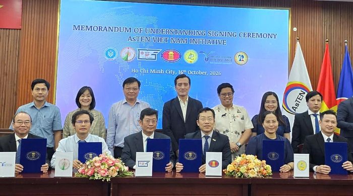 Đại diện 7 trường thực hiện nghi thức ký kết hợp tác tại sự kiện. Ảnh: CÔNG CHƯƠNG