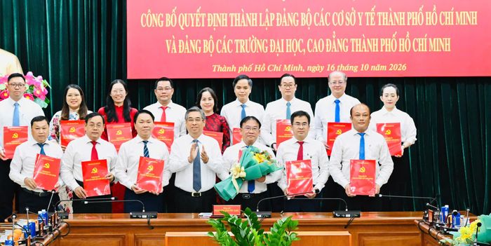  Đồng chí Nguyễn Phước Lộc trao quyết định và tặng hoa chúc mừng Ban Chấp hành Đảng bộ các cơ sở y tế TPHCM. Ảnh: VIỆT DŨNG 