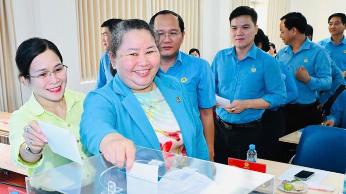  Đại biểu bỏ phiếu bầu chức danh Chủ tịch LĐLĐ TPHCM nhiệm kỳ 2025-2030. Ảnh: VIỆT DŨNG 