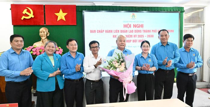  Đồng chí Võ Khắc Thái, Chủ tịch LĐLĐ TPHCM khóa I, nhiệm kỳ 2025-2030, ra mắt tại hội nghị. Ảnh: VIỆT DŨNG 