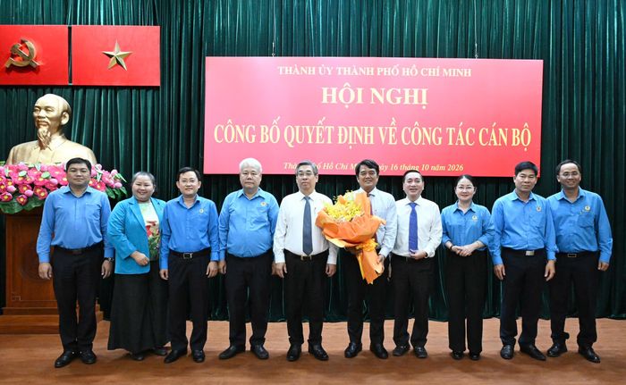  Đồng chí Nguyễn Phước Lộc và đồng chí Phạm Thành Kiên cùng tập thể lãnh đạo Liên đoàn Lao động TPHCM chúc mừng đồng chí Bùi Thanh Nhân. Ảnh: VIỆT DŨNG 