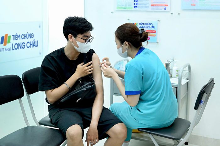  Nhân viên y tế tiêm vaccine não mô cầu cho người dân 