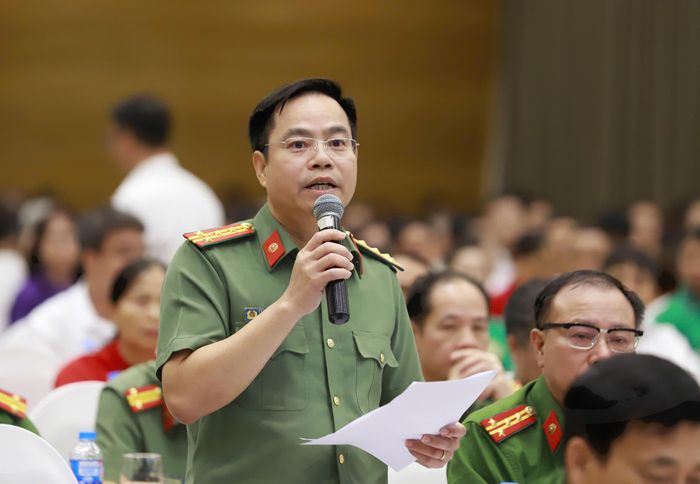  Đại tá Trần Quý Trường, Phó Cục trưởng Cục Xây dựng phong trào bảo vệ an ninh Tổ quốc phát biểu tại diễn đàn. Ảnh: QUANG HƯNG 