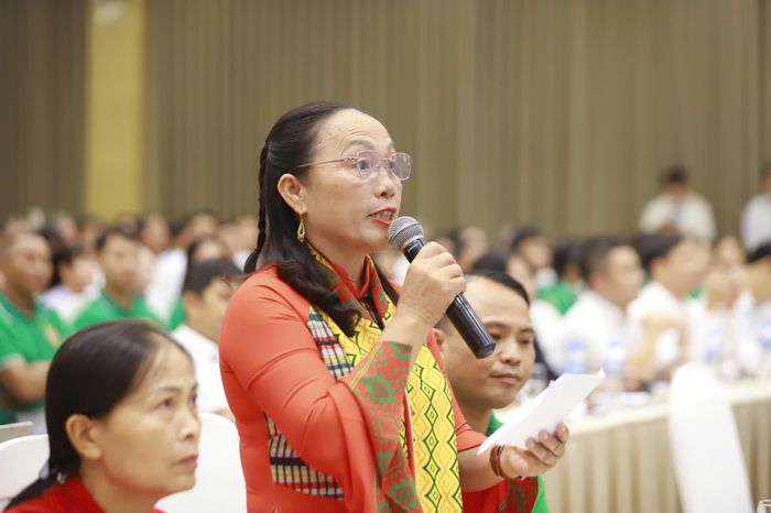  Bà Lê Thị Hương, Giám đốc HTX Nhân Lý (xã Xuân Lãng, tỉnh Phú Thọ) đặt câu hỏi về công tác quản lý dữ liệu dân cư khu vực nông thôn. Ảnh: PHẠM HƯNG 