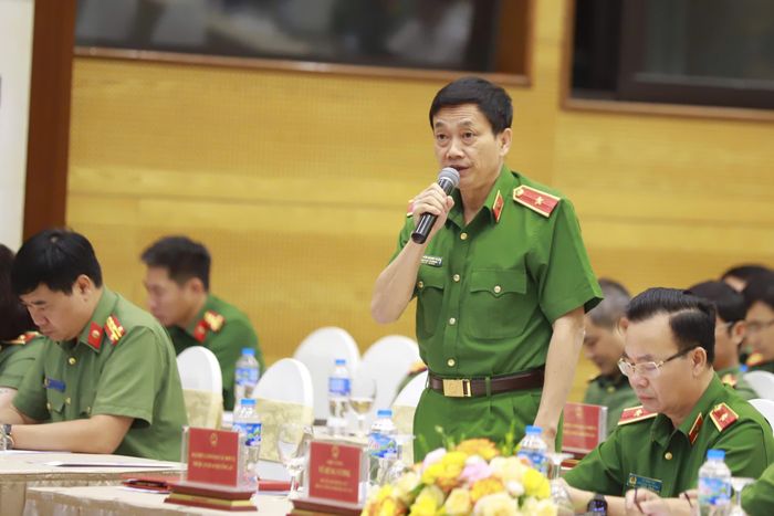  Thiếu tướng Nguyễn Mạnh Hùng, Phó Cục trưởng Cục Cảnh sát quản lý hành chính về trật tự xã hội trả lời băn khoăn của đại biểu dự diễn đàn 