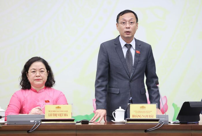  Ông Hoàng Nam Hải, Ủy viên chuyên trách tại Ủy ban Dân nguyện và Giám sát của Quốc hội, trả lời về các nội dung dự kiến chất vấn các thành viên Chính phủ. Ảnh: QUANG PHÚC 