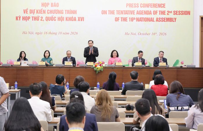  Tổng Thư ký Quốc hội - Chủ nhiệm Văn phòng Quốc hội Lê Quang Mạnh chủ trì họp báo. ﻿Ảnh: QUANG PHÚC 