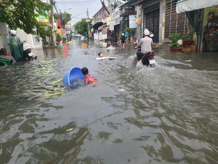  Ngập ở đường số 14, phường Bình Hưng Hòa chiều 4-10. Ảnh: KIÊN CƯỜNG 