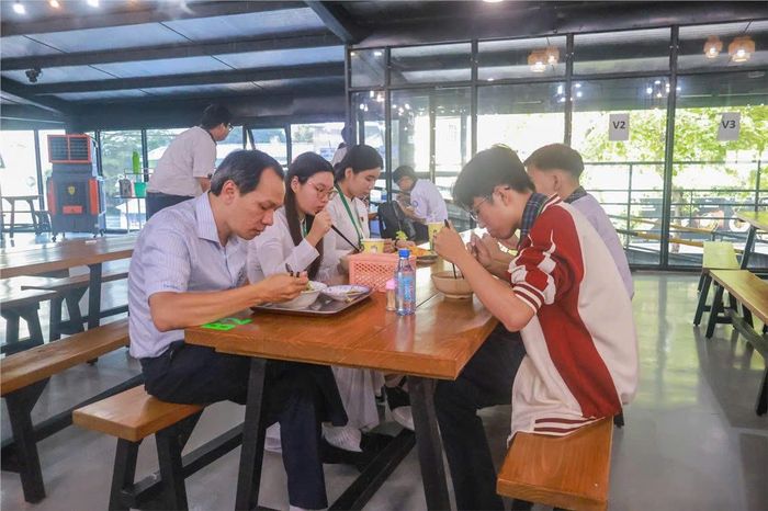  Không gian mở, thân thiện giúp các em học sinh Trường THPT Nguyễn Tất Thành dễ dàng chia sẻ tâm tư, nguyện vọng với thầy hiệu trưởng 