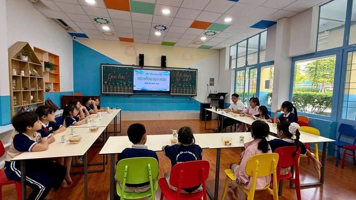  Học sinh Trường TH-THCS Phan Văn Trị cũng được ăn sáng với thầy hiệu trưởng để bày tỏ nguyện vọng, tâm tư 