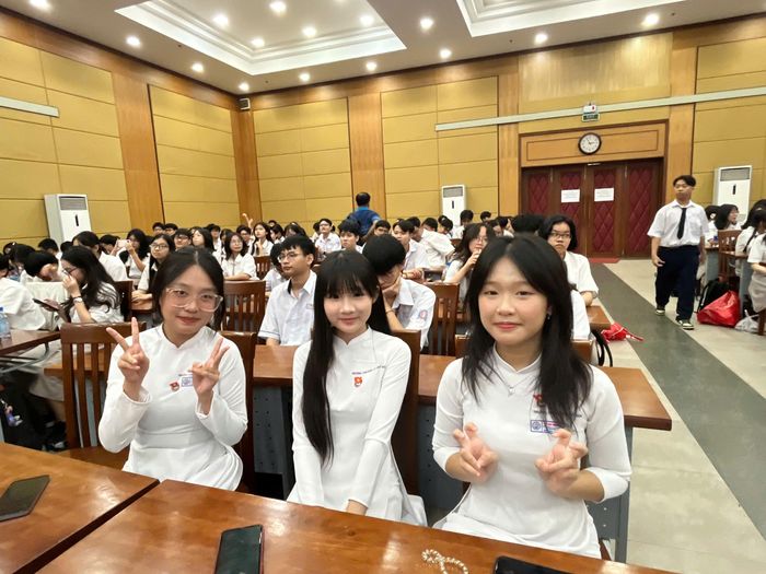  Học sinh các đội dự tuyển kỳ thi học sinh giỏi quốc gia năm học 2026-2027 tại lễ ra mắt chiều 16-10 