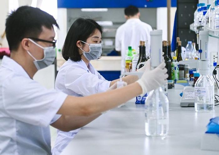  Kiểm nghiệm mẫu thực phẩm nhằm phát hiện nguy cơ mất an toàn. Ảnh: NIFC 
