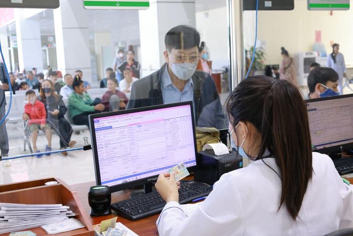  Người dân sử dụng căn cước công dân gắn chip khi khám, chữa bệnh. Ảnh: BHXH Việt Nam 