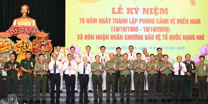  Các đại biểu chụp hình lưu niệm tại buổi lễ. Ảnh: VIỆT DŨNG 