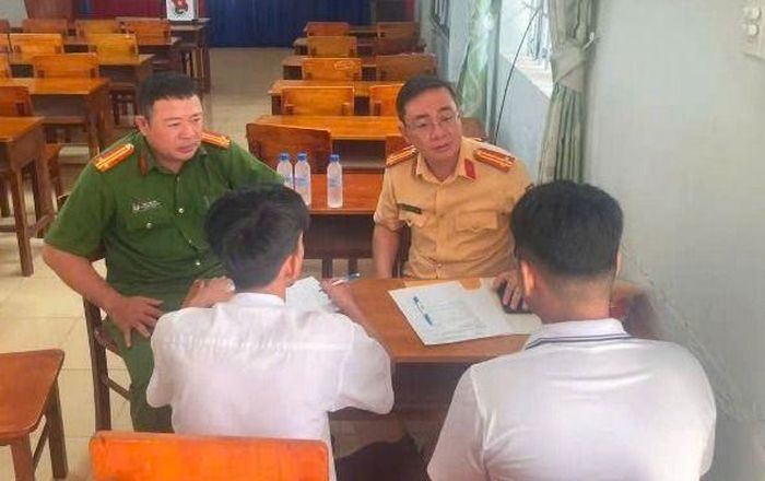  Lực lượng chức năng làm việc với nam sinh và phụ huynh. Ảnh: CATP 