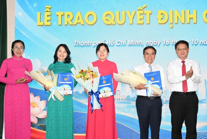  Đồng chí Nguyễn Mạnh Cường trao quyết định bổ nhiệm cán bộ quản lý các trường cao đẳng trên địa bàn TPHCM. Ảnh: VIỆT DŨNG 